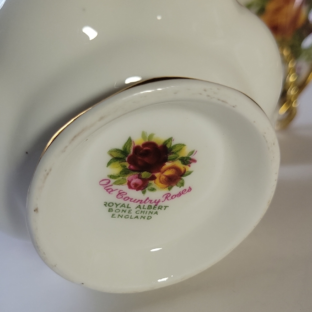 Old Country Roses Teacup & Saucet Set - Picture 2 of 3